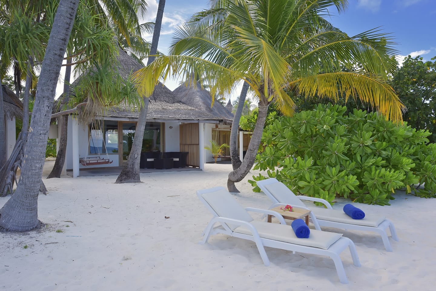Extérieur de la Superior Beach Bungalow et transats sur le sable à Angaga Island Resort & Spa