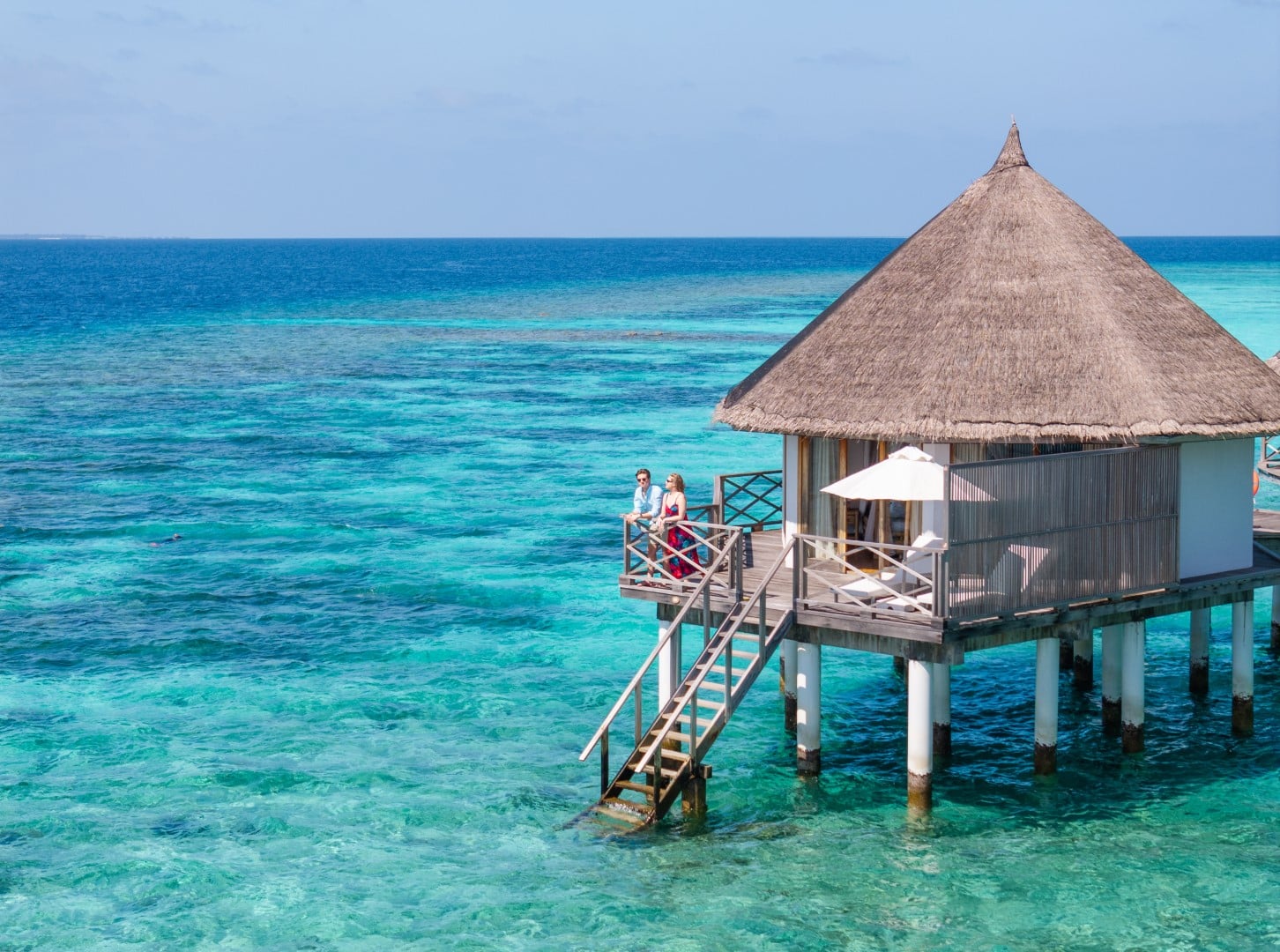 Superior Water Bungalow sur son ponton au-dessus du lagon à Angaga Island Resort & Spa