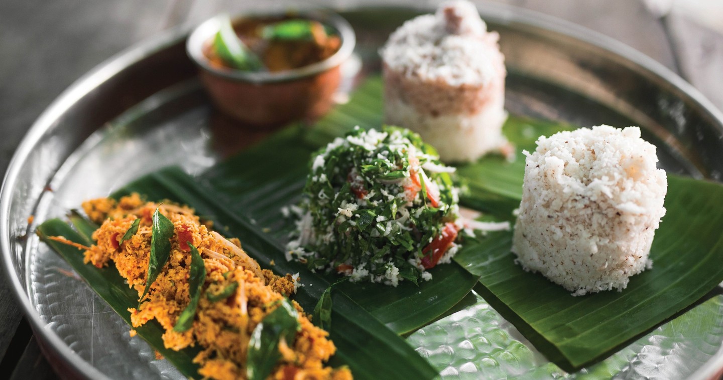 Foto von Atmosphere Kanifushi Maldives im Atmosphere Kanifushi Maldives. Könnte ein Bild von Biryani, Teller, Platte, Reis, Buffet und Text sein.