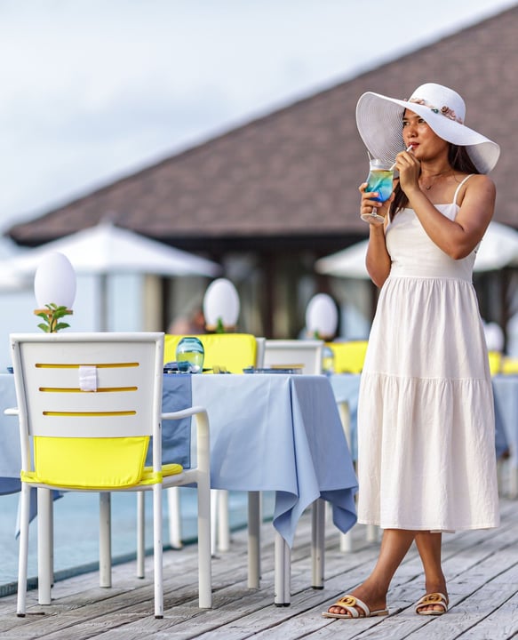 Foto von Atmosphere Kanifushi Maldives auf Atmosphere Kanifushi Maldives. Könnte ein Bild von Sonnenschirm, Tischset, Kleid, Sommerkleid, im Freien und Text sein.