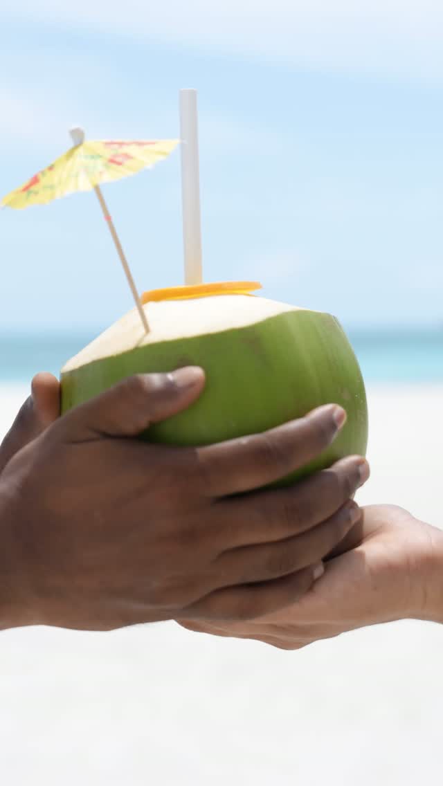 Auf Kanifushi hat eine Kokosnuss selten nur eine Geschichte zu erzählen. Über mehr als 4.000 Palmen hinweg findet sie ihren Weg vom Baum bis auf den Tisch, in erfrischende Drinks, Inselaromen, kreative Details und durchdachte Weiterverwendung. Di