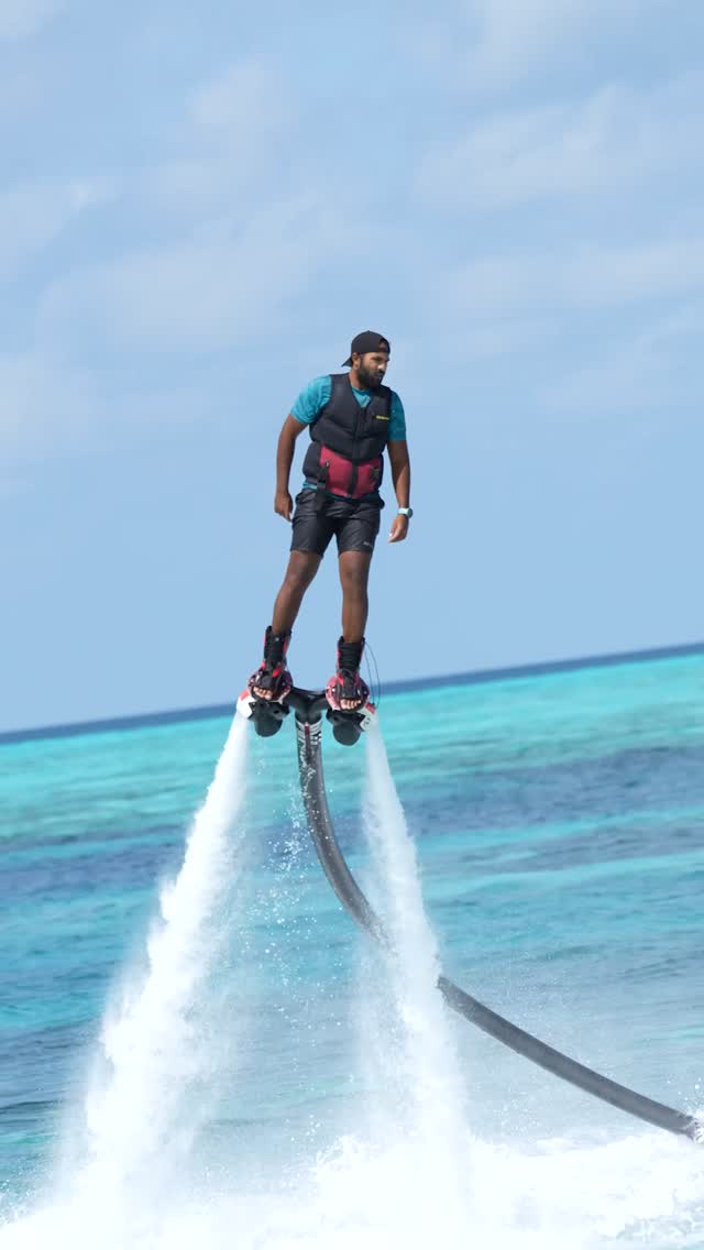 Certains moments insulaires invitent à ralentir. D'autres vous emmènent droit au-dessus du lagon. Avec Oceanix, @oceanixmaldives, les eaux turquoise de Kanifushi deviennent un terrain de jeu, avec un peu de hauteur, ple