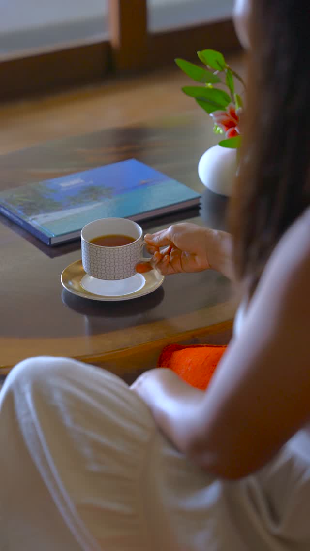 L'itinerario può aspettare. Un buon libro, il caffè a portata di mano, qualcosa di dolce sul tavolo e un pomeriggio senza altri impegni. A kanifushi, anche non fare nulla può diventare una delle parti migliori del