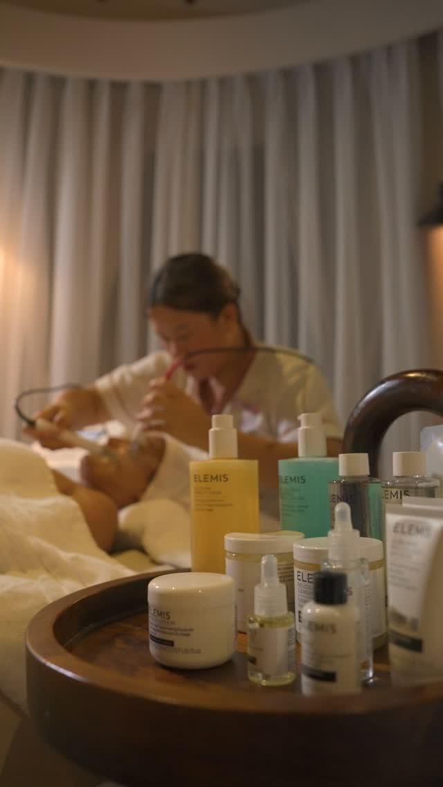 Presso l'Essens Wellness & Spa @essensmaldives, l'oceano non è mai lontano dal rituale. La calma dell'ambiente, le formulazioni ELEMIS e la cura intuitiva di terapisti qualificati si uniscono per aiutare t
