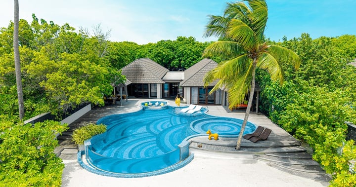 Foto di Atmosphere Kanifushi Maldives del 14 settembre 2026. Potrebbe essere un'immagine di piscina, cabana e testo.