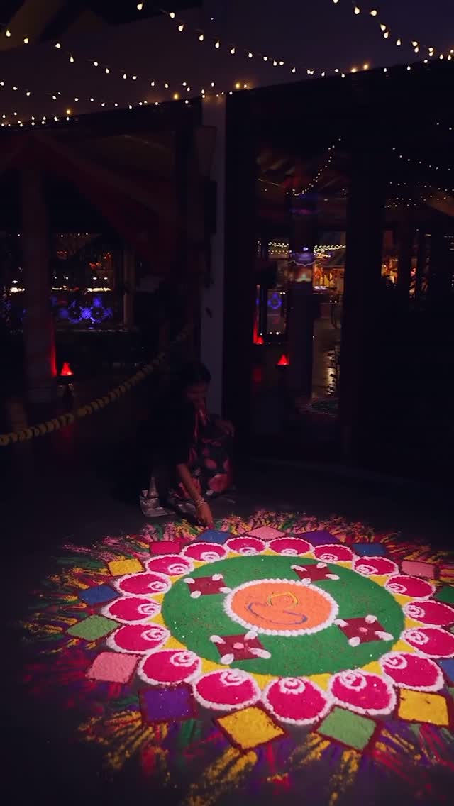 Questo Diwali, lascia che la celebrazione viaggi con te. Kanifushi si prepara per serate piene di luce, generosi sapori indiani e la semplice gioia delle famiglie che si ritrovano insieme davanti all'oceano. L'isola