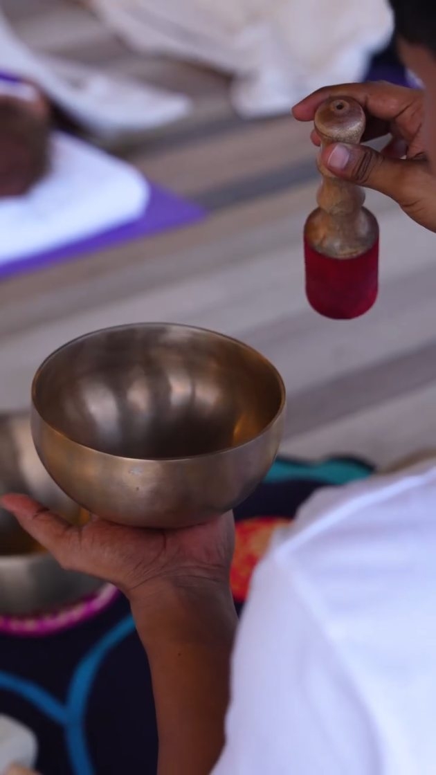 Some days invite us to slow down. At Essens Wellness & Spa @essensmaldives, World Wellness Weekend brought guests together for mindful movement, quiet reflection, sound healing and a circle of affirma