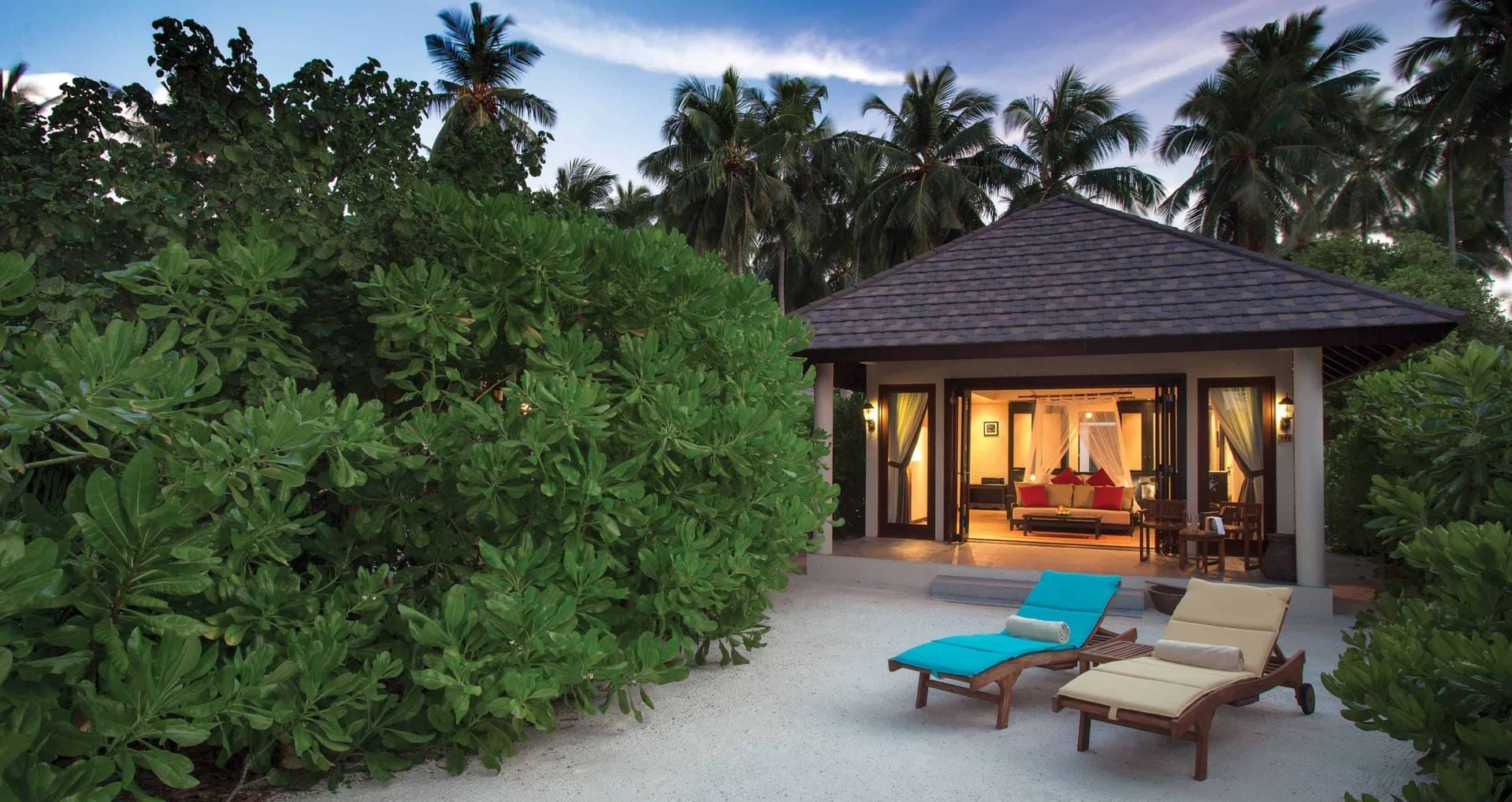Sunset Beach Villa im Atmosphere Kanifushi Maldives