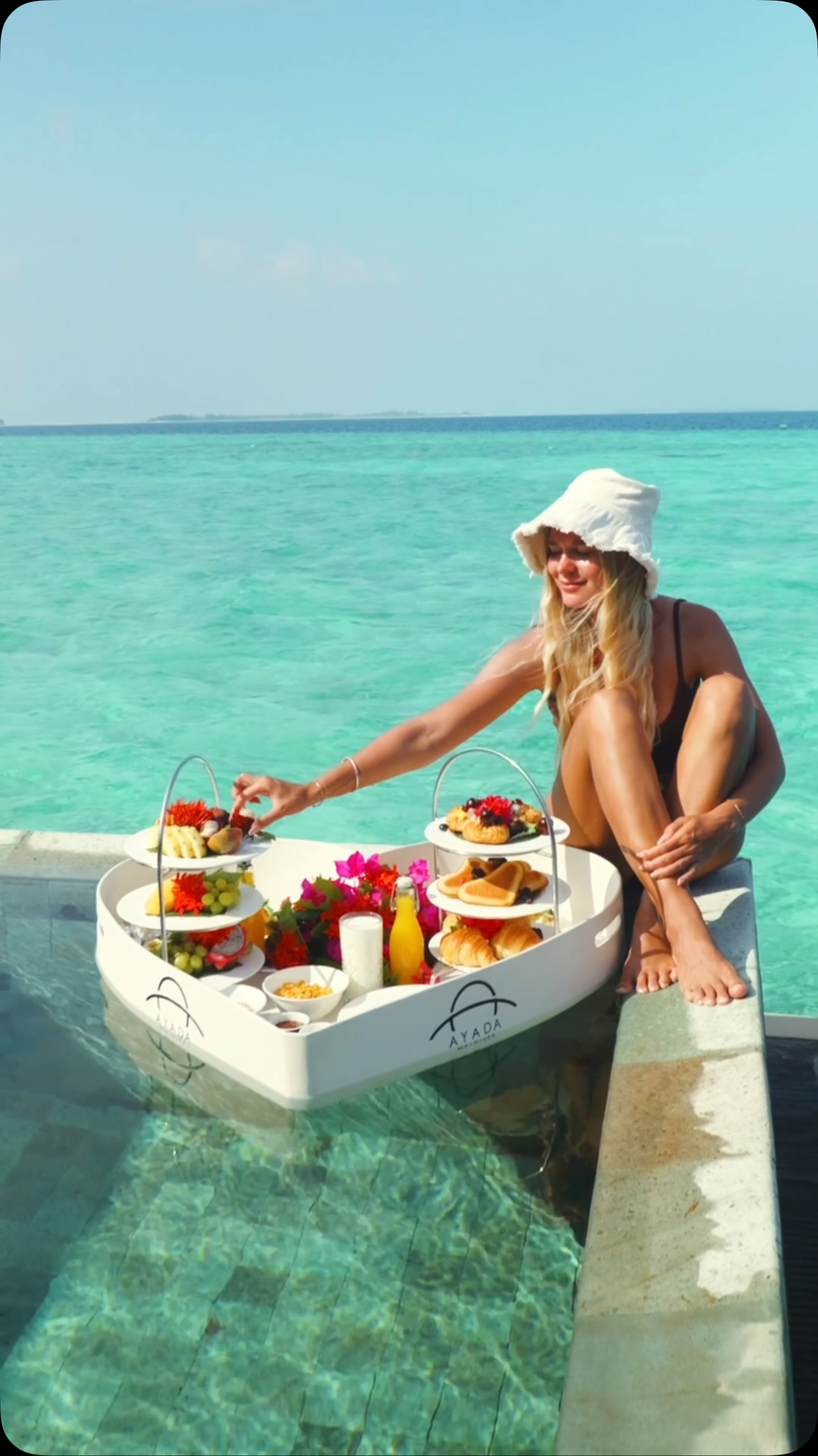Und plötzlich verspüren Sie Lust auf eine kurze morgendliche Radtour durchs Paradies, gefolgt von einem schwimmenden Frühstück 🌴#ayadamaldives