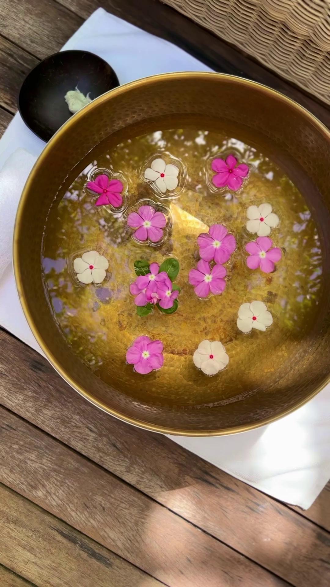 Silence has a sound — and it feels like this.
Soft breeze, warm oils, and the feeling of being fully present.
Here, every touch tells a story of balance, care, and intention.

Experience the art of we