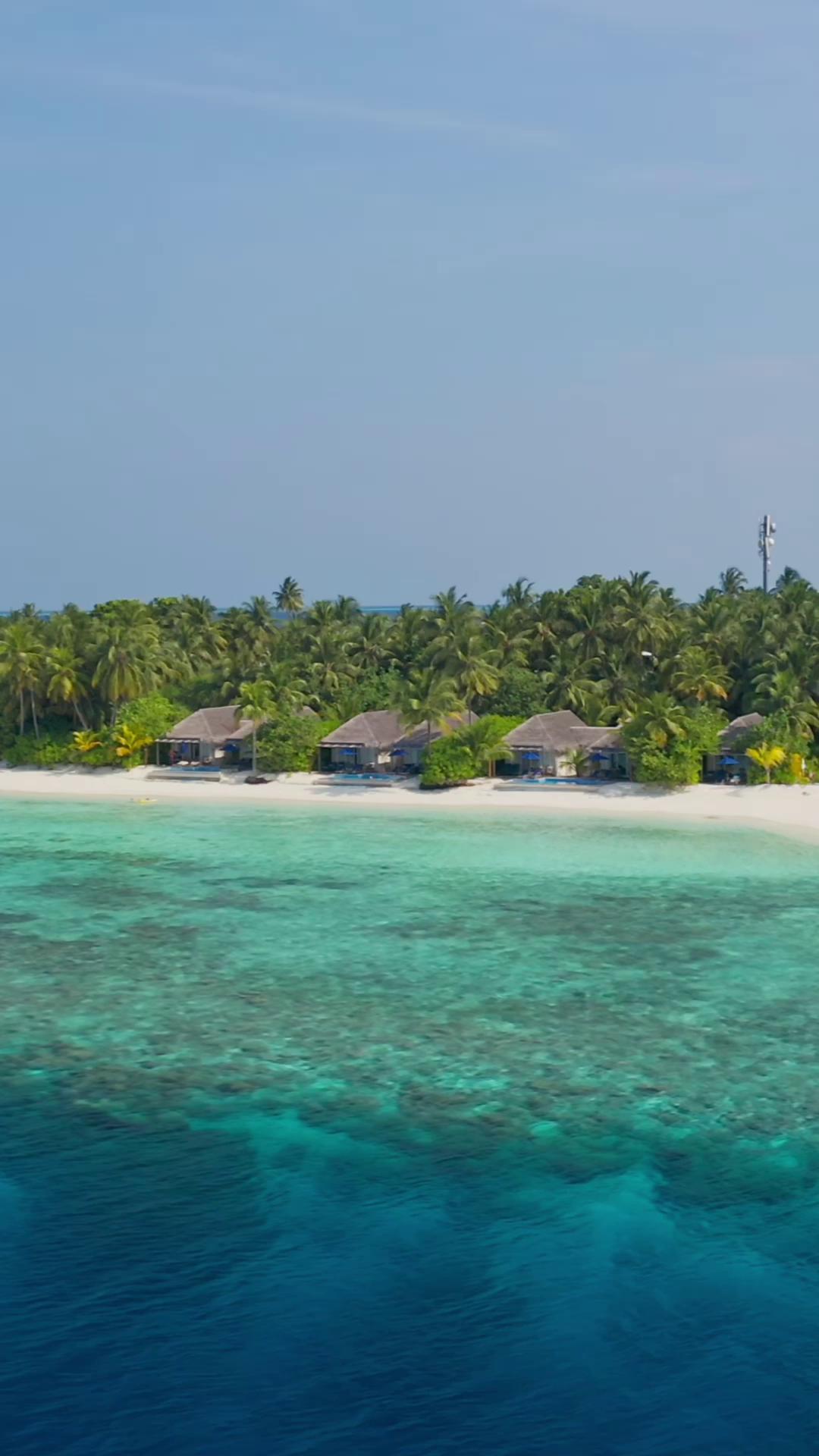 Die Kunst der Details ist eine eigene Sprache.

Bei Baglioni Maldives lebt sie in den Händen eines Teams, das bemerkt, bevor man fragt, und jeden Moment mit Leichtigkeit und inselhafter Wärme gestaltet.

Barfuß-Luxus