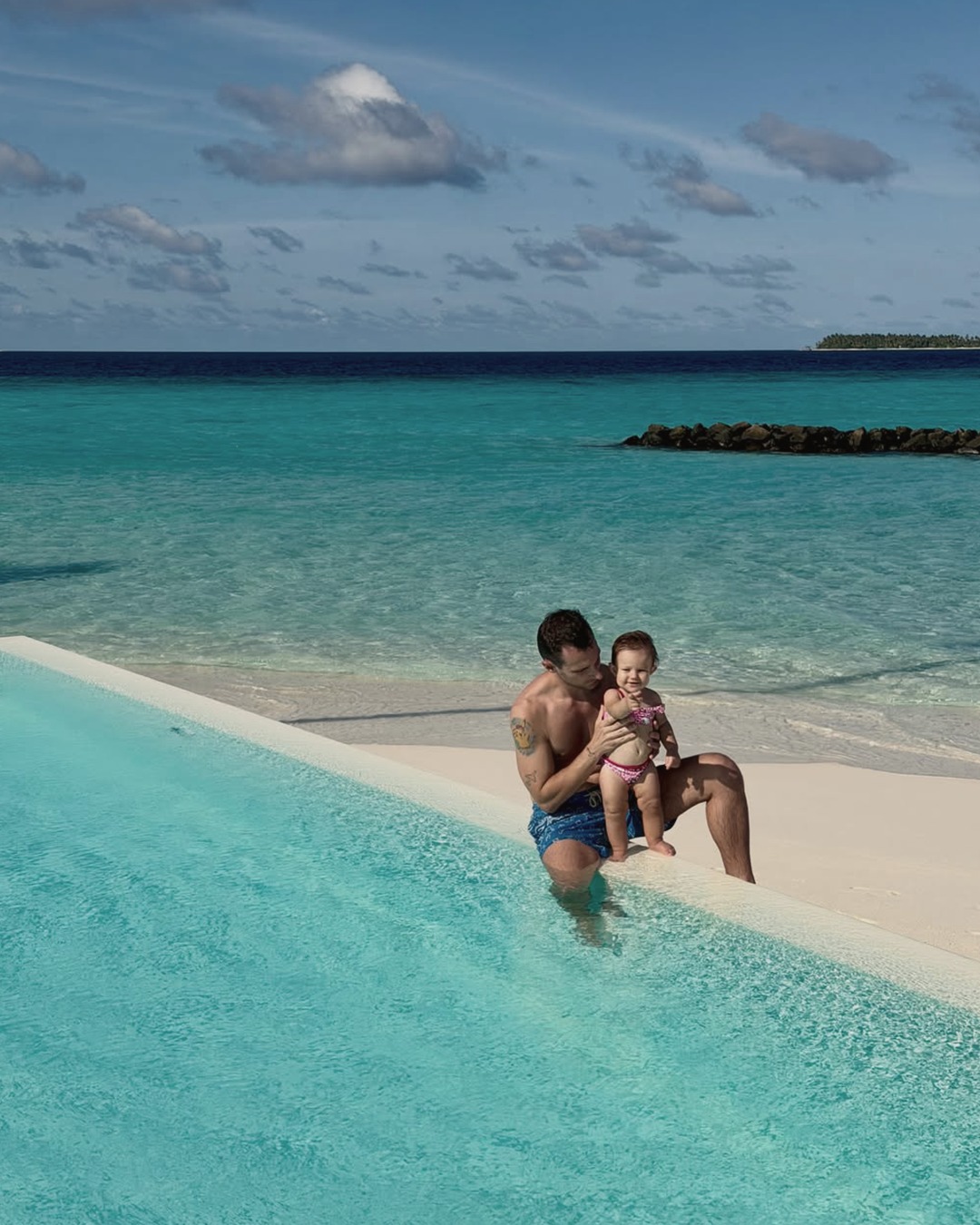 Foto di Baglioni Maldives Luxury All-Inclusive dell'11 settembre 2026. Potrebbe essere un'immagine raffigurante neonato, nuoto, spiaggia, oceano, piscina e testo.