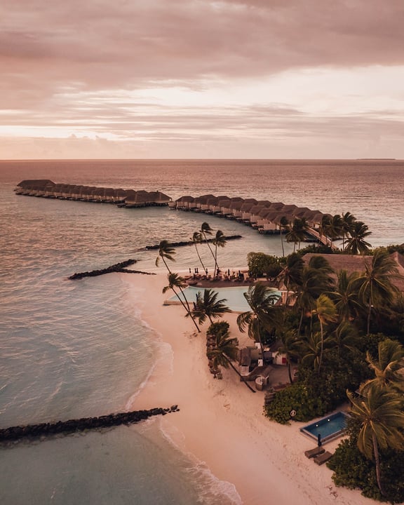 Ciel corail. Un horizon doré. L'océan Indien captant le moindre rayon de lumière.

À Baglioni Maldives, le coucher de soleil a cette façon de vous faire oublier l'heure et de vous rappeler exactement pourquoi vous êtes venu au 