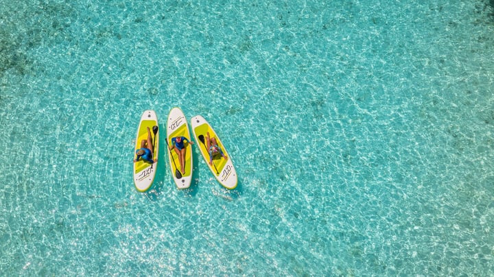 Glissez sur les eaux turquoise. 🛶✨
 #bandosmaldives #TropicalVibes #maldives #watersports