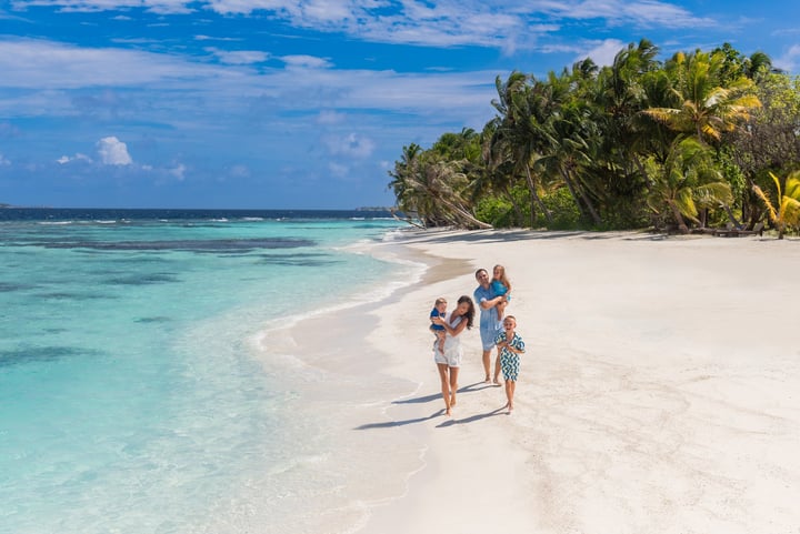 Là où les instants pieds nus deviennent les souvenirs que l’on ramène chez soi. 🌊🤍
 #bandosmaldives #maldives #familytime #familyphotoshoot #resorts