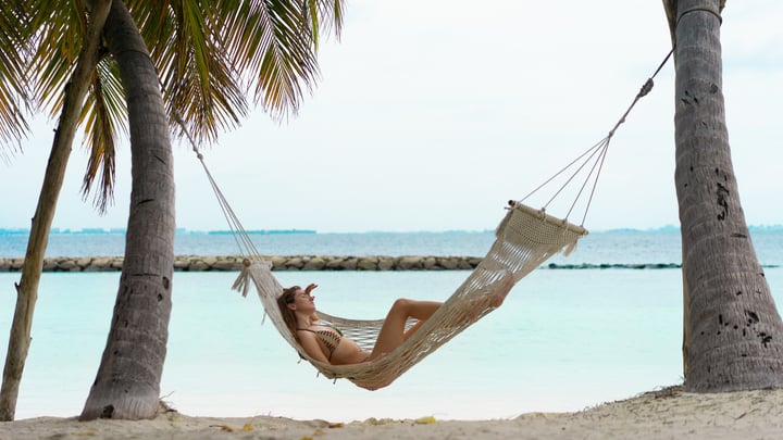 Foto di Bandos Maldives del 18 settembre 2026. Potrebbe contenere un'immagine di sdraio, chaise longue, amaca, spiaggia, oceano, palme e testo.