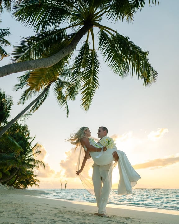 Scellé par un baiser au bord de la mer. 🌹 #bandosmaldives #maldives #honeymoon #beachwedding