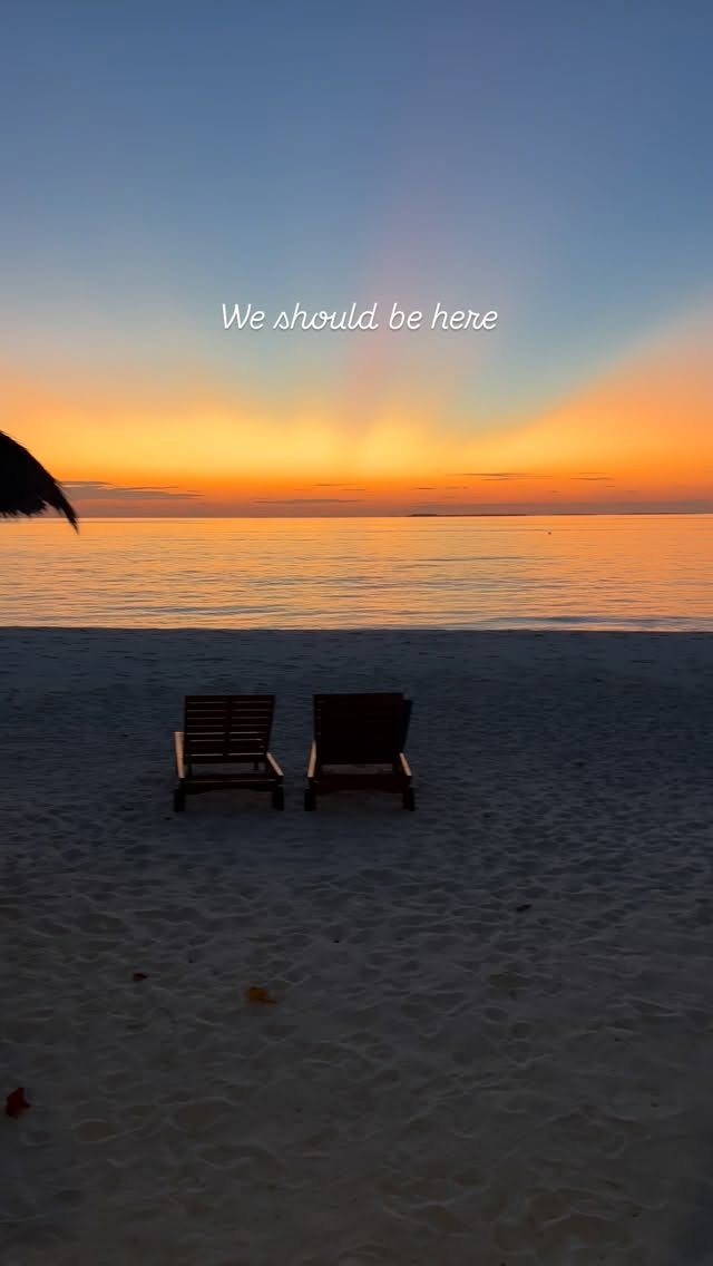 One of the most epic sunrises ever experienced 🔥 so glad to be an early bird every single day ☀️

@banyantree.vabbinfaru 🏝️

#maldives #island #summervibes #goodvibes #sunrise