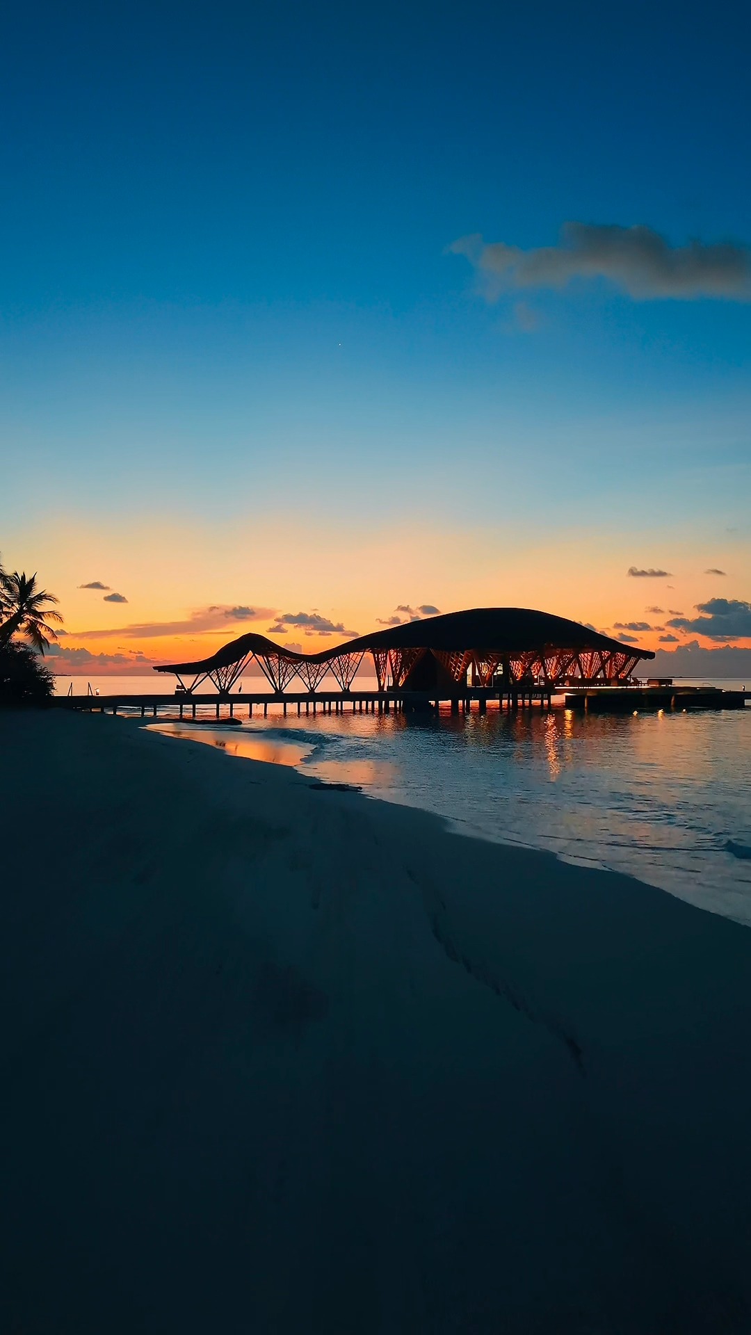 Where the sky meets the sea, every sunset becomes a moment to savour.
Credit: Jules Knight 
#MadiHiyaa #BanyanTreeVabbinfaru