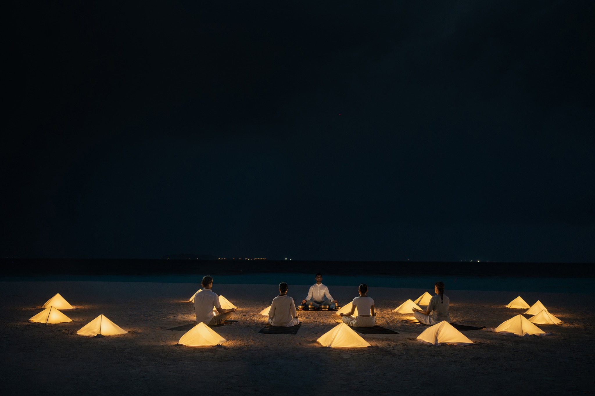 Sous une nuit étoilée, nous revenons à l'immobilité.
Respirer.
Écouter.
Simplement être.

#BanyanTreeVabbinfaru #SanctuaryForTheSenses #WellbeingSanctuary #StarryNightMeditation