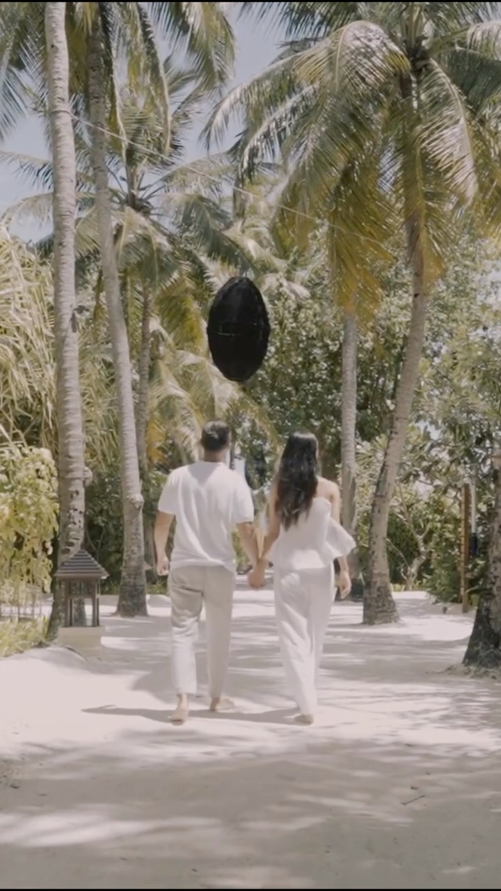 Parfois, se reconnecter commence par se déconnecter. Marchez pieds nus, laissez l'écran de côté et laissez la nature vous ramener au présent.

#BanyanTreeHotels #BanyanTreeVabbinfaru #TheOriginalMaldives