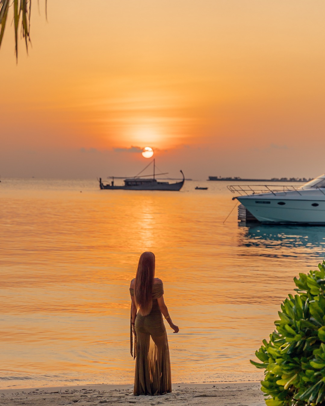 Foto von Baros Maldives vom 18. Juli 2026. Könnte ein Bild von Boot, Sarong, Dämmerung, Strand, Ozean, Natur, Wasser und Text sein.