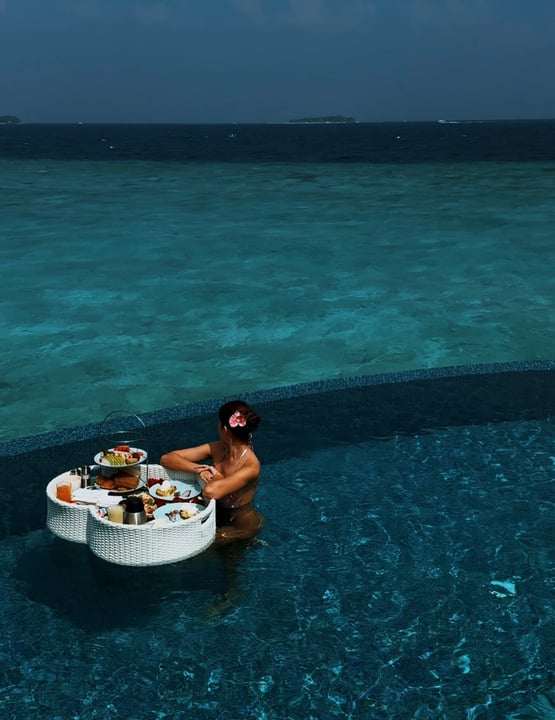 Foto geteilt von Iuliia Aksenova am 15. Juli 2026 mit Verlinkung von @visitmaldives, @barosmaldives, @wearetravelgirls, @femmetravel und @maldives.explores. Könnte ein Bild von Schwimmen, Floß, Pool, Horizont, Cabana
