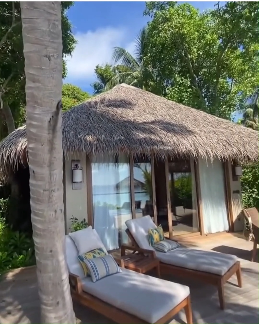 Ihr eigener Pool, Ihre eigene Terrasse und die Lagune nur wenige Schritte entfernt.

Unsere Villen und Suiten im Baros Maldives geben Ihnen die seltene Freiheit der Wahl - Salzwasser oder Süßwasser, Sonne oder Schatten, geteilte Momente oder