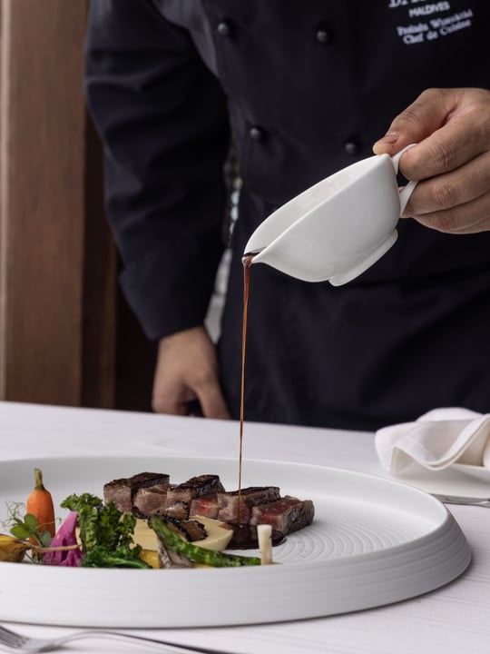Foto von Baros Maldives vom 04. September 2026. Könnte ein Bild von Geschirr, Steak und Text sein.