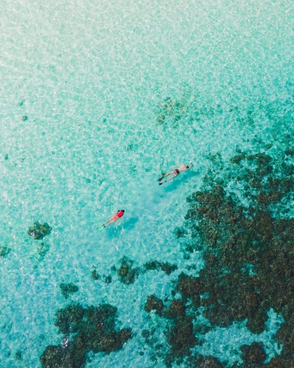 Foto von Baros Maldives vom 30. August 2026. Könnte ein Bild von Schwimmen, Kajak, Jetski, Floß, Speedboot, Neoprenanzug, Gewässer und Text sein.