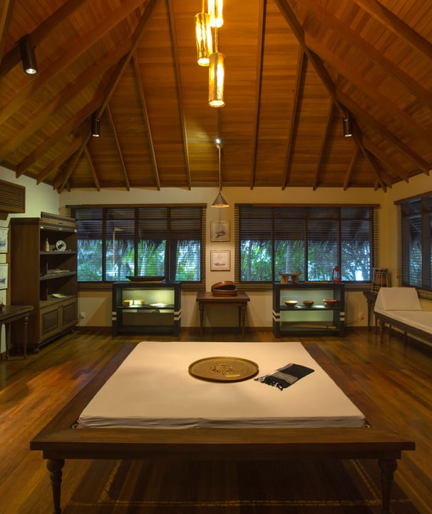 Foto von Baros Maldives vom 31. August 2026. Könnte ein Bild von Bett, Holzarbeiten und Text sein.
