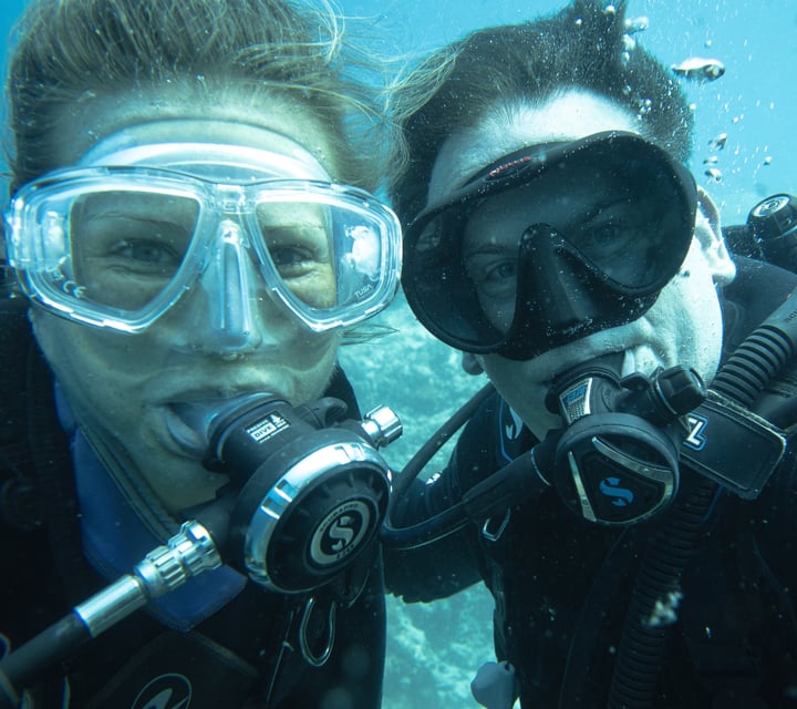 Foto condivisa da Baros Maldives l'11 settembre 2026, con menzione di @seelenschmeichelei. Potrebbe essere un'immagine di snorkel, occhiali e testo.