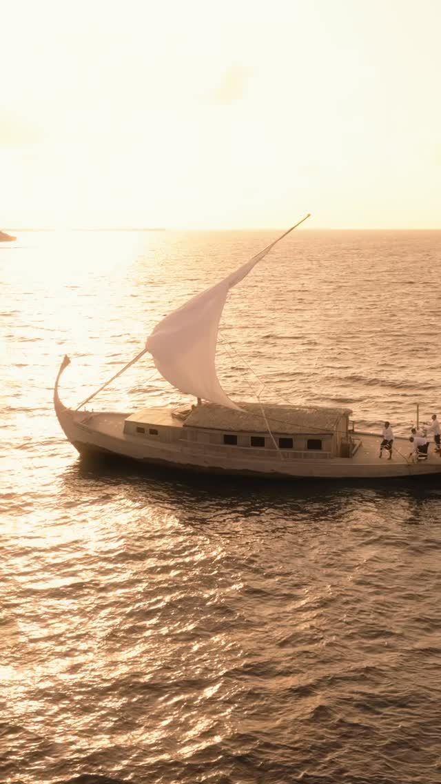 Un bicchiere di Champagne in mano, il suono delle onde sotto di te e la brezza dell'Oceano Indiano tra i capelli.

Una vela al tramonto su Nooma, la nostra tradizionale imbarcazione a vela maldiviana, è un'esper