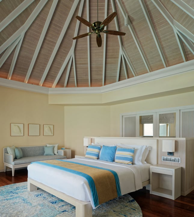 Foto di Baros Maldives del 14 settembre 2026. Potrebbe essere un'immagine di letto, testiera, camera da letto e testo.