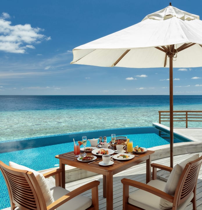 Foto di Baros Maldives del 16 settembre 2026. Potrebbe essere un'immagine di parasole, ombrellone, sdraio, cabana e testo.