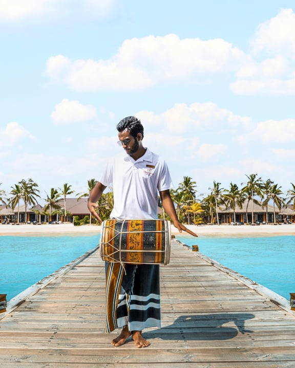 Bodu Beru signifie « gros tambour », mais aux Maldives, c'est bien plus que de la musique. C'est une tradition transmise de génération en génération, une célébration de la communauté, et un son qui porte l'esprit du