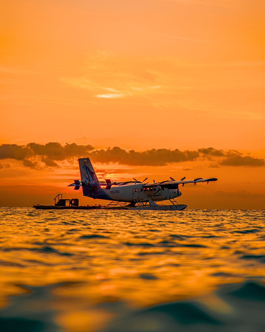 Des dhonis en bois traversant les mers maldiviennes aux hydravions glissant au-dessus d'elles — la façon dont nous voyageons à travers les Maldives a changé, mais le voyage à travers les îles reste tout aussi magique. 🌊#Bren