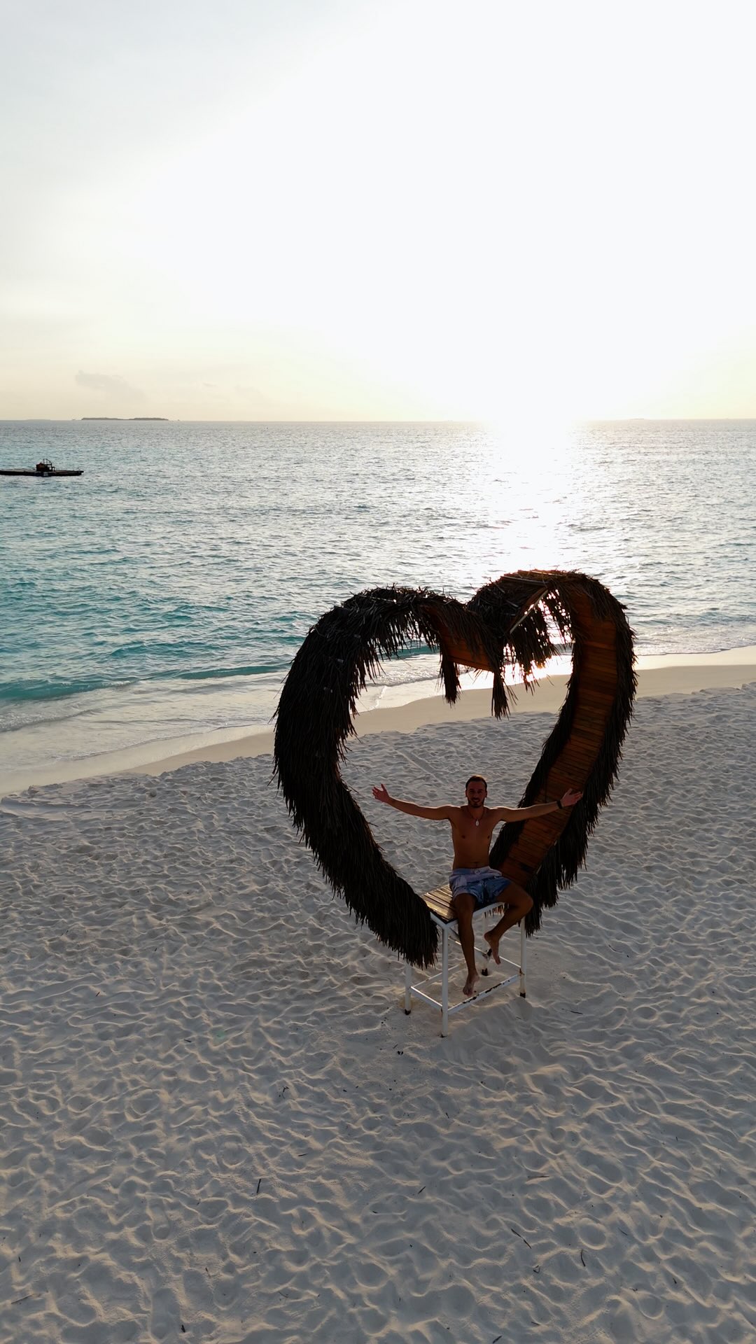 Découvrez l'une des plages les plus longues et les plus larges des Maldives ! 🏝️

une étendue de sable blanc à 360° à Brennia Kottefaru, nichée dans le Raa Atoll reculé 🇲🇻 Repaire de raies manta et de tortues toute l'année