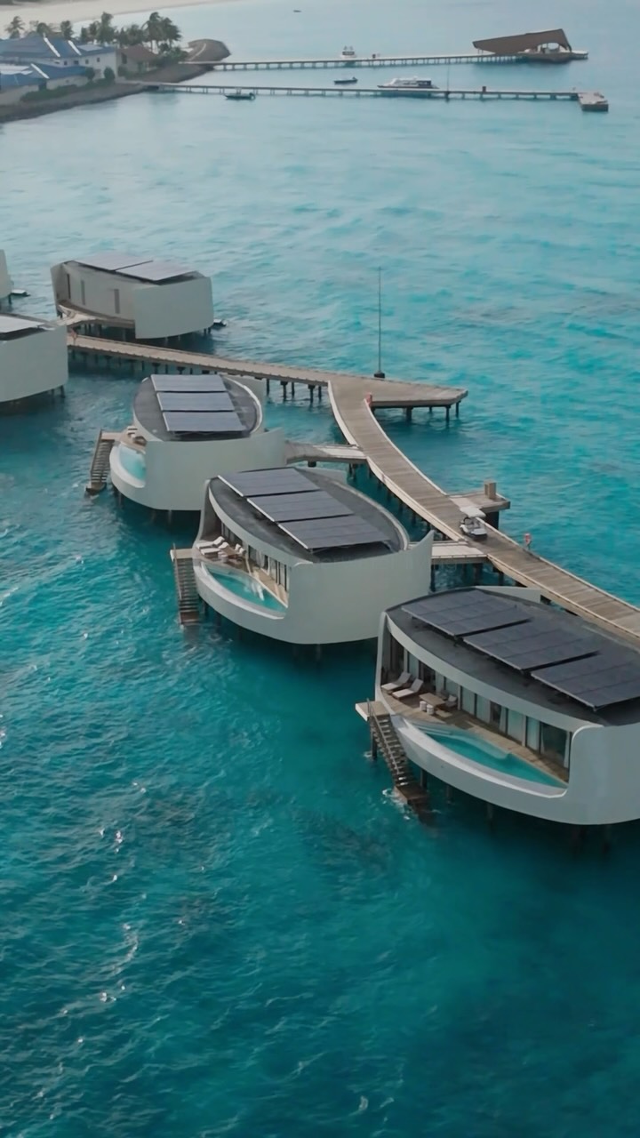 Ein elegantes Inselrefugium im North Malé Atoll, eine kurze luxuriöse Schnellbootfahrt vom Velana International Airport entfernt. Luxuriöses Wohnen am Strand und über dem Wasser, gestaltet in stiller Harmonie mit der Lagune. Sechs 