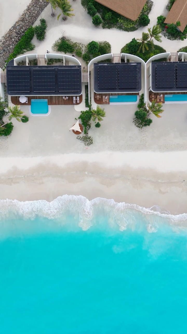 Erwachen Sie mit Vogelgezwitscher statt einem Wecker. Treten Sie hinaus, und der Garten trifft auf die Küste. Unsere Three-Bedroom Beach Pool Residence bietet Platz für die ganze Familie zum Ausbreiten, Luft, die nach Salz duftet, 