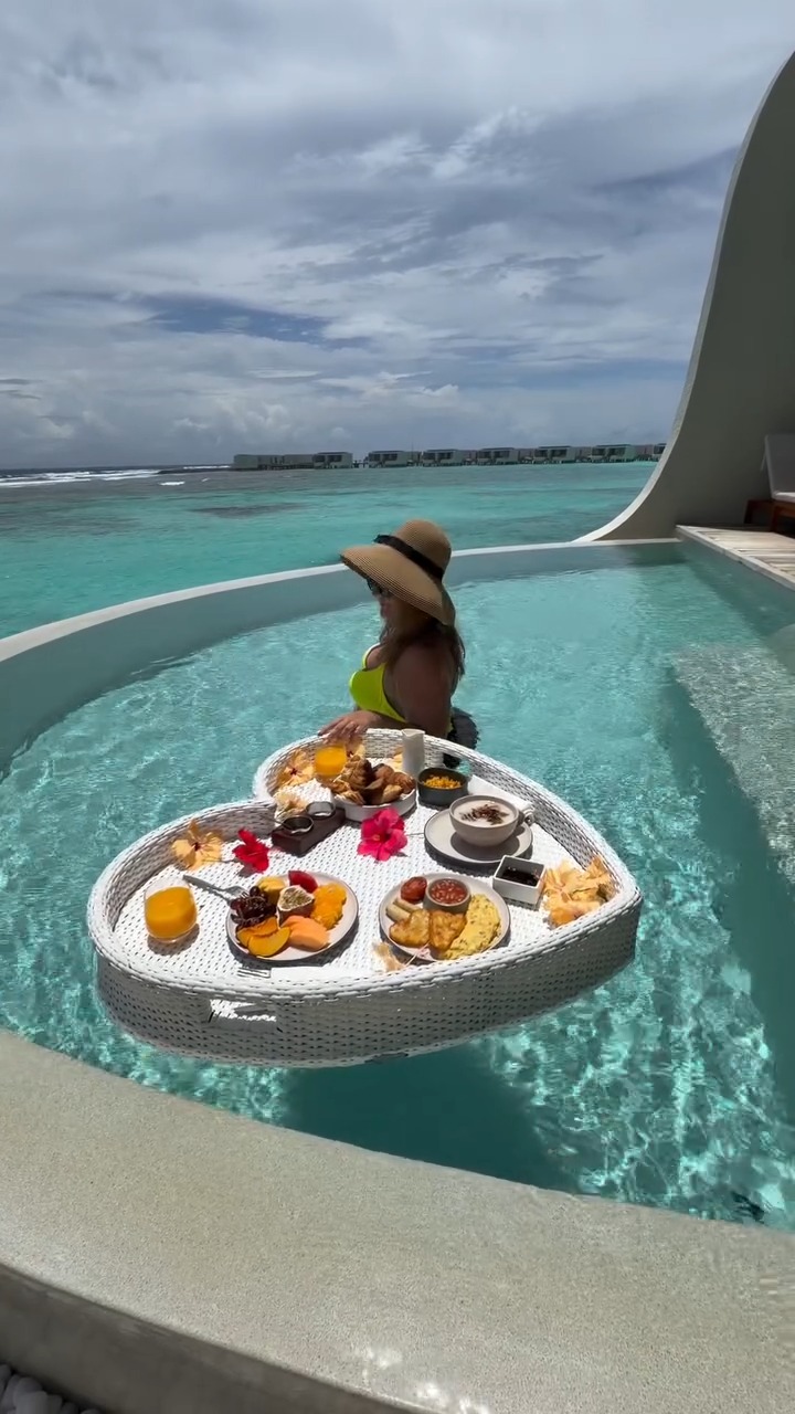 Questo è l'unico modo per iniziare la mattinata: il nostro Floating Breakfast, baciato dal sole, senza pensieri, portato direttamente nella tua villa. Splendidamente immortalato da @sycheva96

#CentaraGrandLagoon #Centara #CentaraT