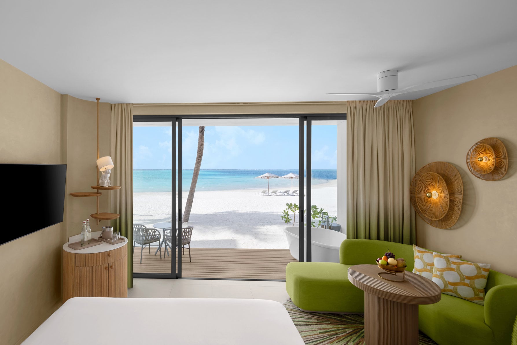 Beachfront Room mit Freiluftbad im Centara Mirage Lagoon Maldives