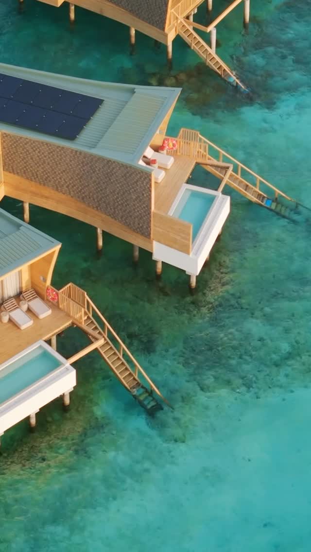Umgeben von türkisfarbenem Wasser und sanftem Insellicht — hier finden Familien wieder zueinander. Wo die Kleinen in Wasserpark-Abenteuer eintauchen, Eltern sich an der Lagune entspannen und jeder Moment zu einer Geschichte wird, die man t