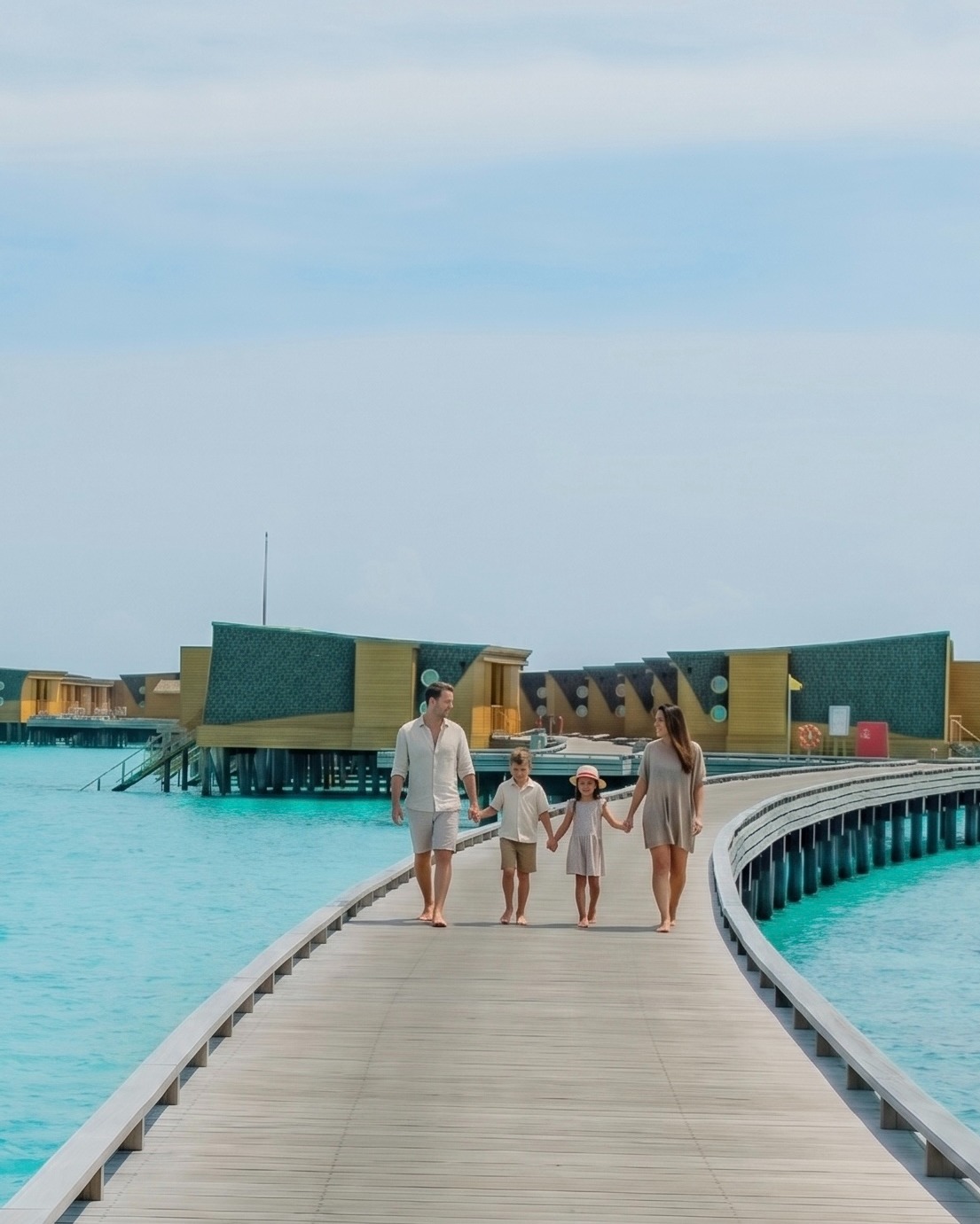 Foto di Centara Mirage Lagoon Maldives del 15 settembre 2026. Potrebbe essere un'immagine di una o più persone, all'aperto e testo.
