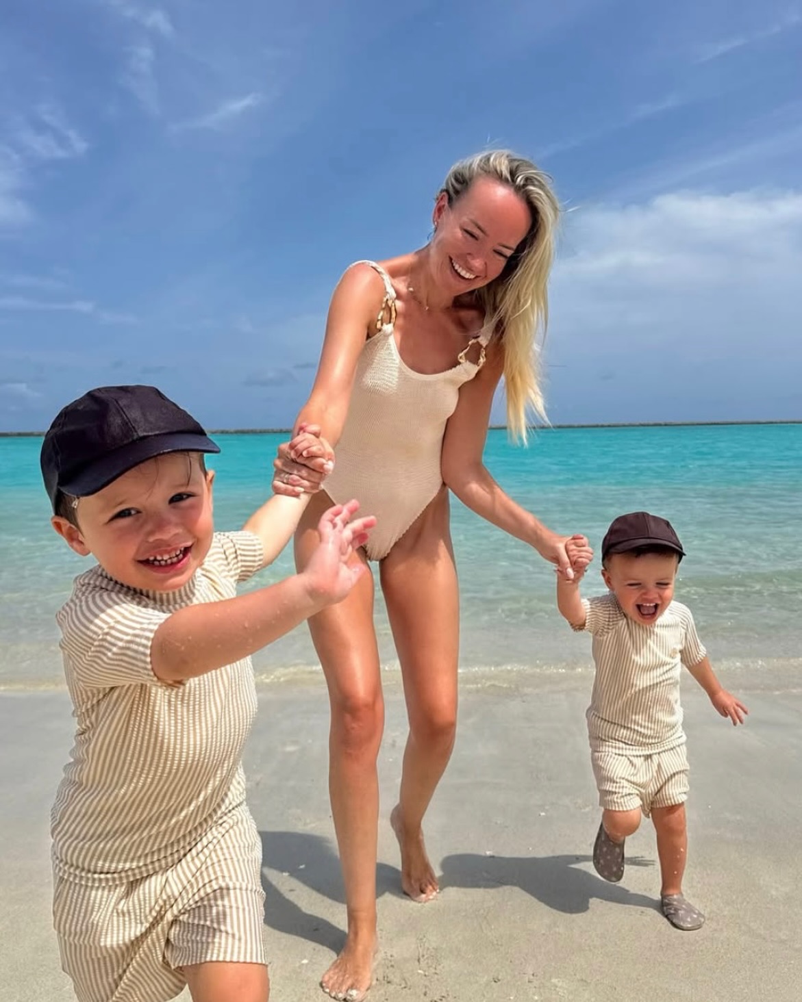 Kristallklares Wasser, sandige Füße und eine Mama, die glücklich in der schönsten Art von Chaos untergeht. Wunderschön eingefangen von @hayleykingroderick

#CentaraMirageLagoon #Centara #CentaraThePlaceToBe #ExploreCentara #Mal
