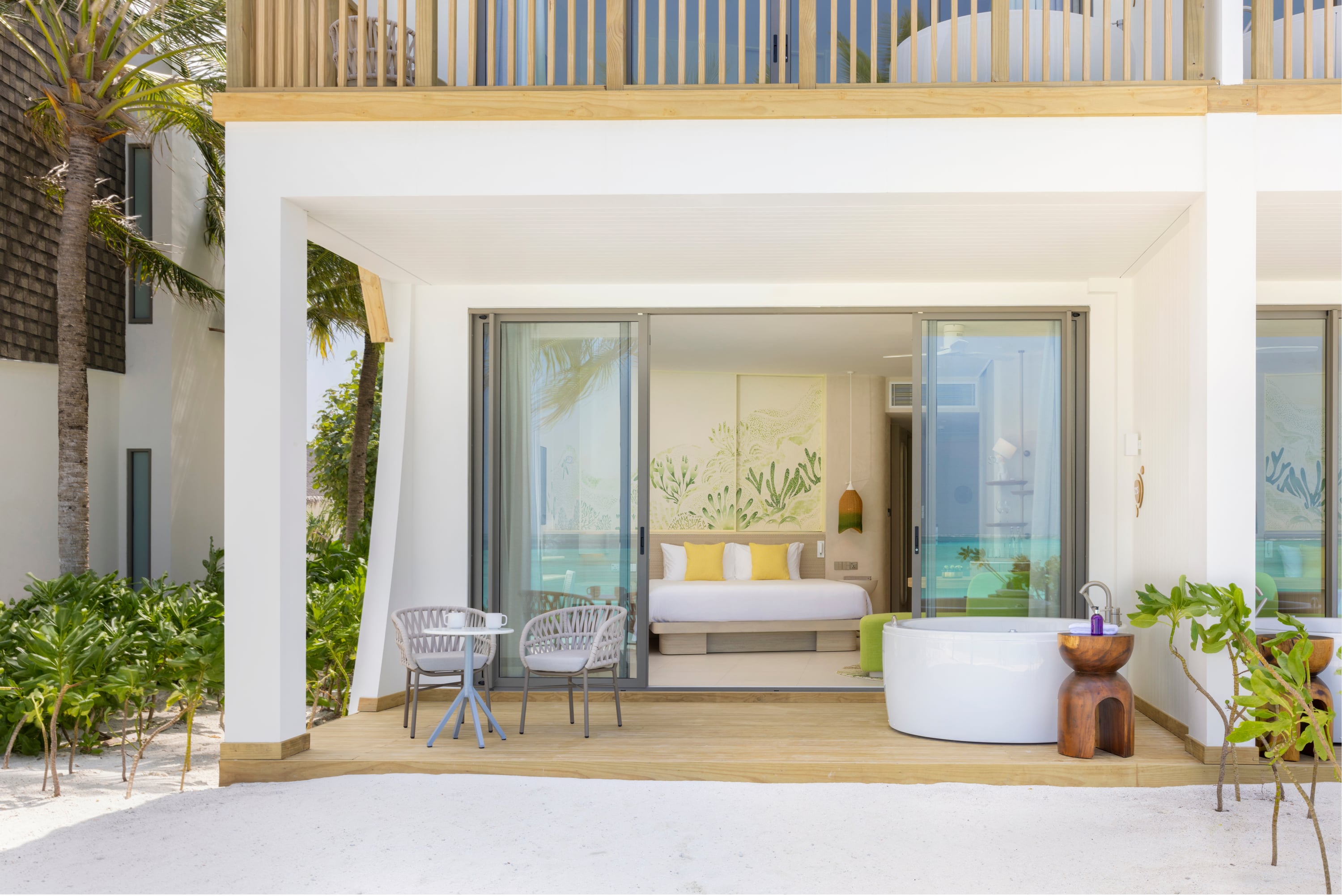 Mirage Beachfront Room mit Whirlpool im Centara Mirage Lagoon Maldives