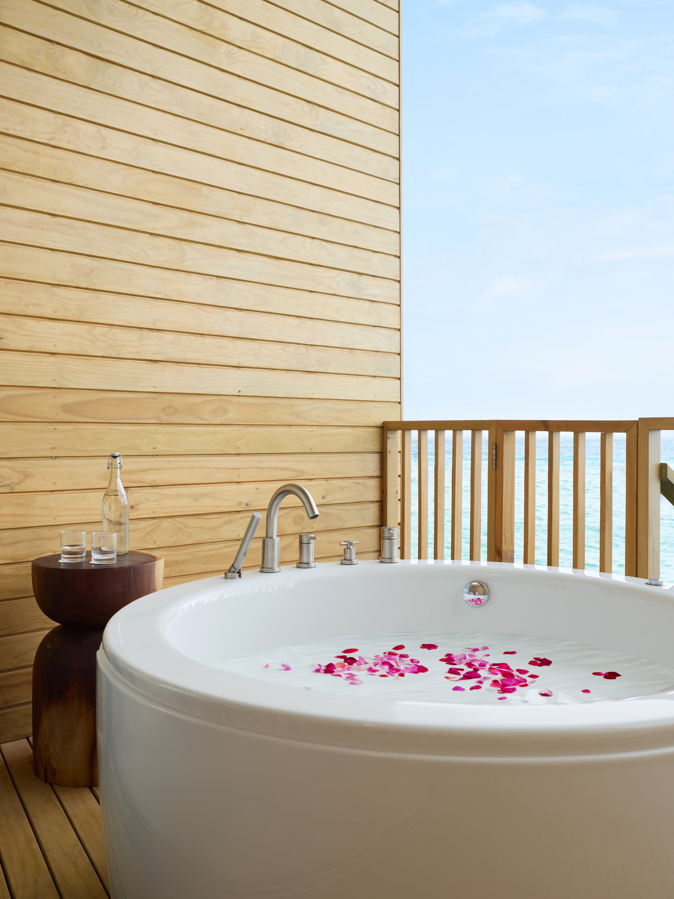 Mirage Overwater Sunset Villa mit Whirlpool im Centara Mirage Lagoon Maldives