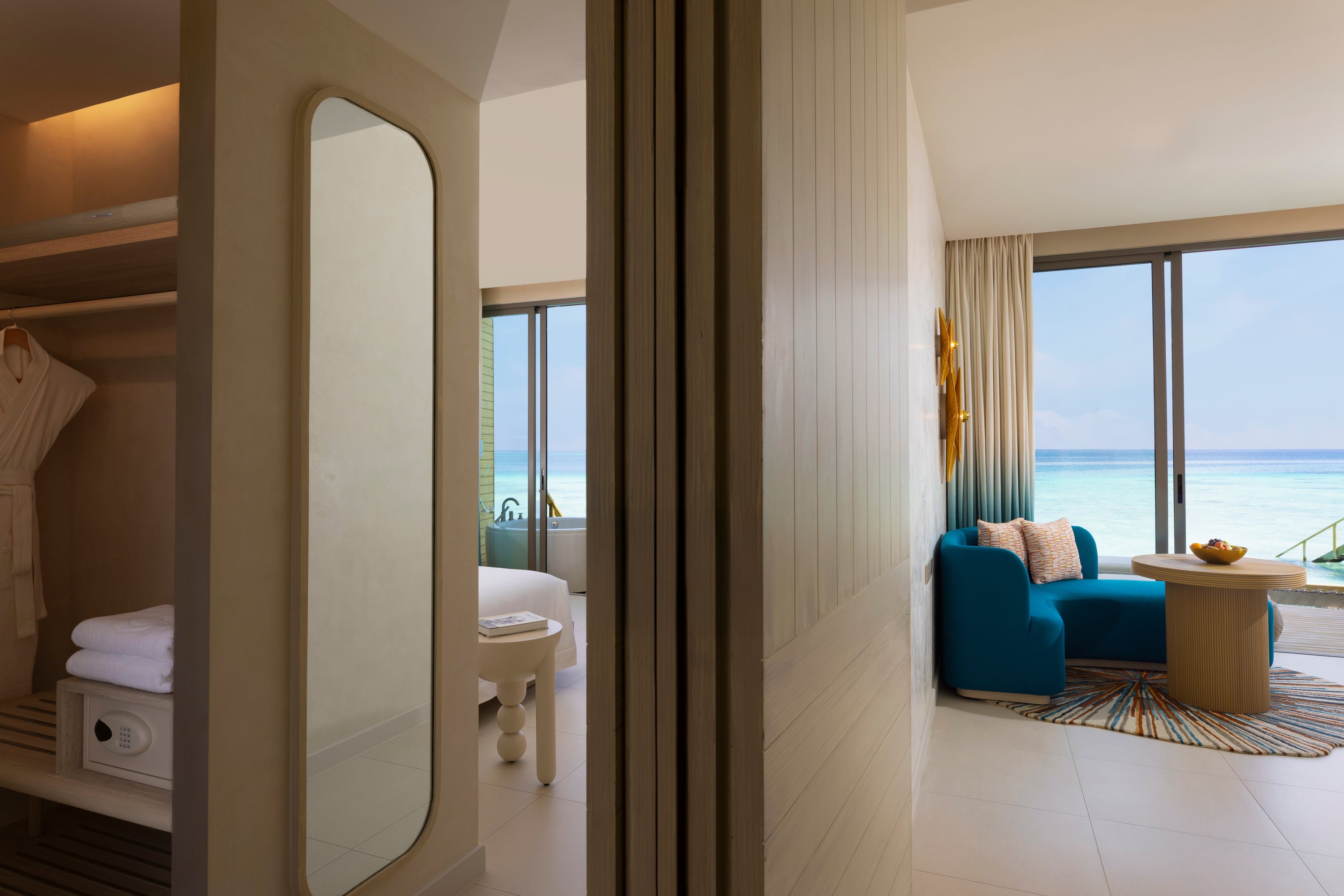 Overwater Sunrise Villa mit Whirlpool im Centara Mirage Lagoon Maldives