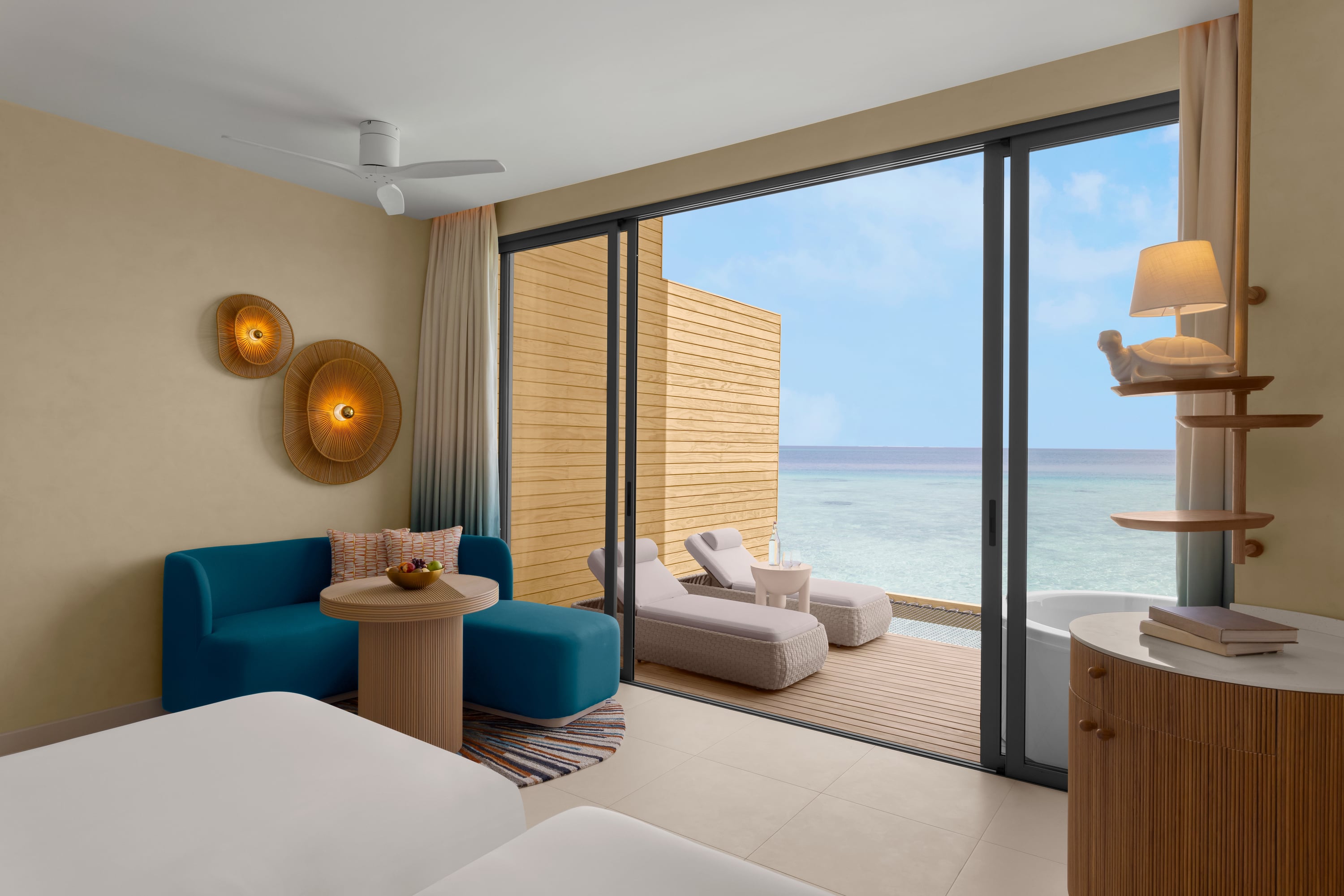 Wasservilla mit Whirlpool im Centara Mirage Lagoon Maldives