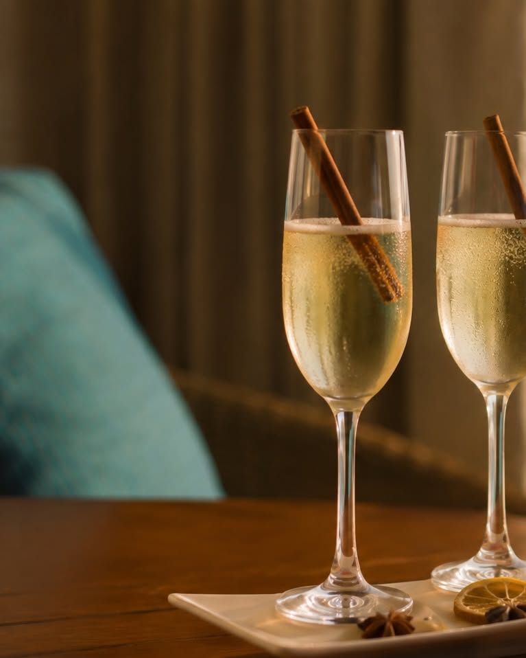 Foto condivisa da Centara Ras Fushi Resort & Spa Maldives l'11 settembre 2026 con il tag @explorecentara. Potrebbe raffigurare champagne, cocktail e testo.